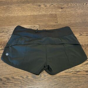 Lululemon Speed Ups Size 4 Low Rise Army Green 2.5 inch Inseam